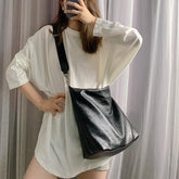 Bolso de hombro japonés de cuero sintético blanco y negro
